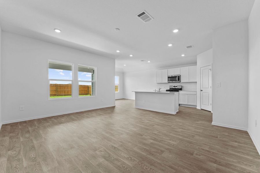 Spacious, unfurnished interior of a new home in Durango, Mustang Ridge (Image 9).