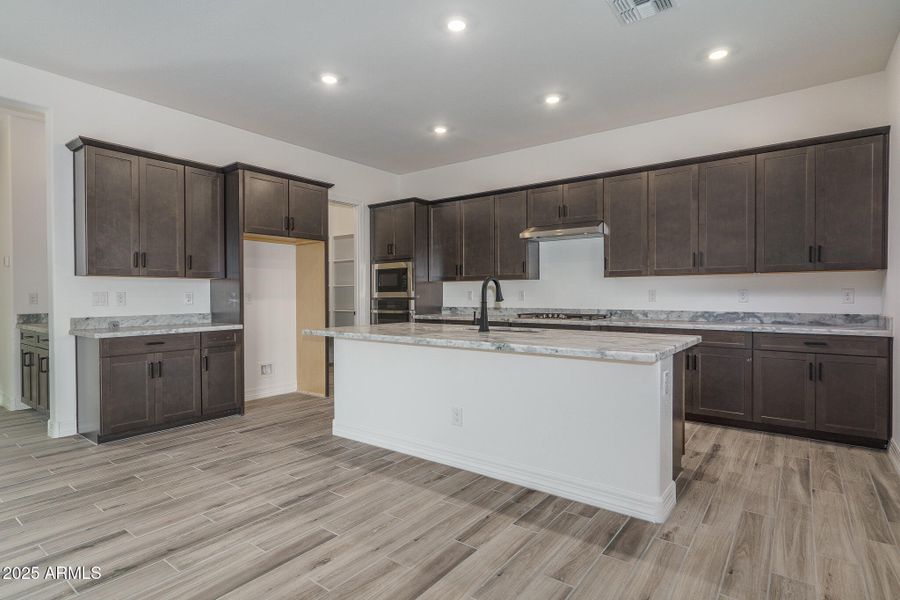 7) KITCHEN 7) KITCHEN