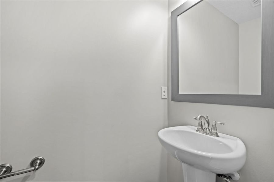 Representative interior finishes for a home built from the Arcadia by Enchanted Homes in Guadalupe Heights, Seguin (Image 13).