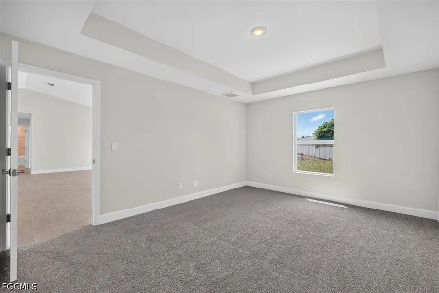 Spacious, unfurnished interior of a new home in Cape Coral, Cape Coral (Image 24).