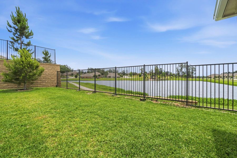 Exterior details and patio area of a home in Wedgewood Forest, Conroe (Image 26).