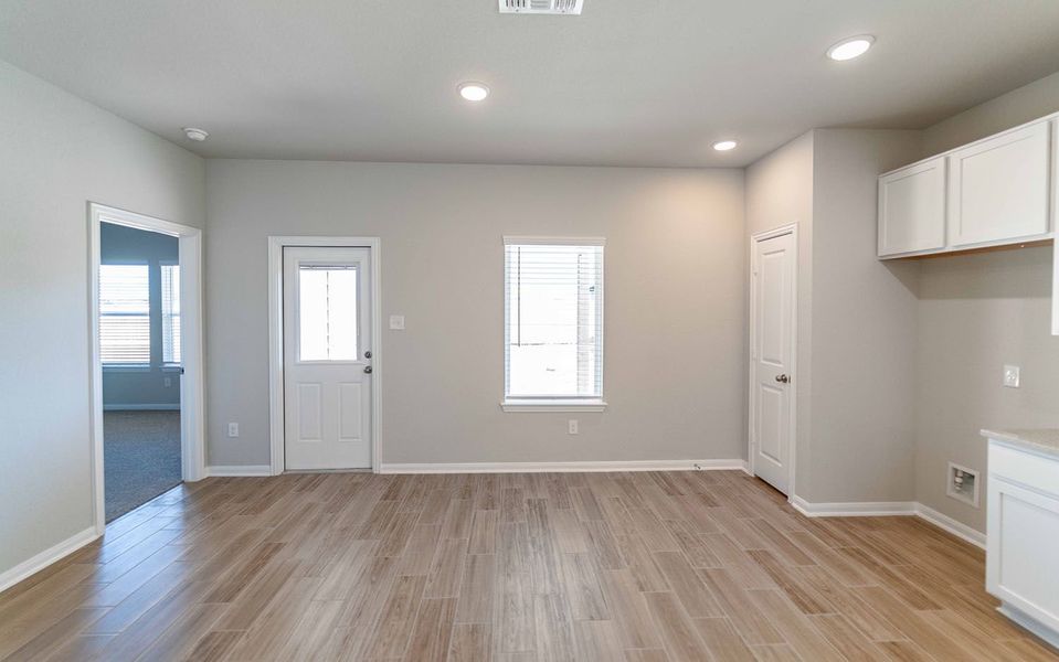 Spacious, unfurnished interior of a new home in Swenson Heights, Seguin (Image 9).