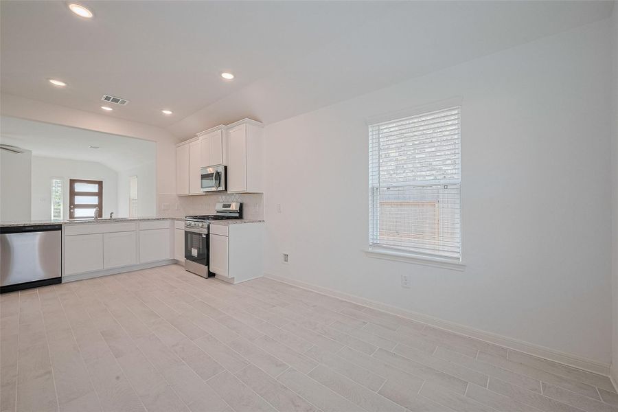 Spacious, unfurnished interior of a new home in Lago Mar, Texas City (Image 14).