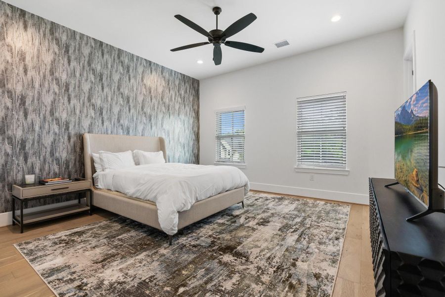 This is one of the secondary rooms with engineer floors, Palazzo wallpaper and plenty of space. This is one of the secondary rooms with engineer floors, Palazzo wallpaper and plenty of space.