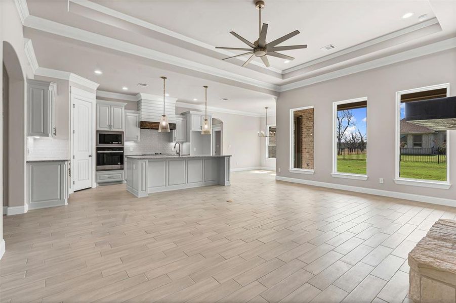 Spacious, unfurnished interior of a new home in Pecan Plantation, Granbury (Image 28).
