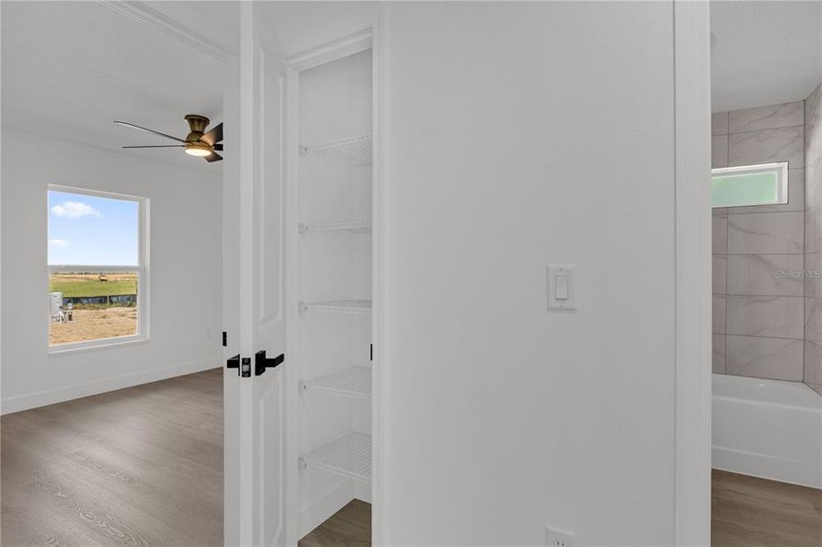 Spacious, unfurnished interior of a new home in , Ocala (Image 25).
