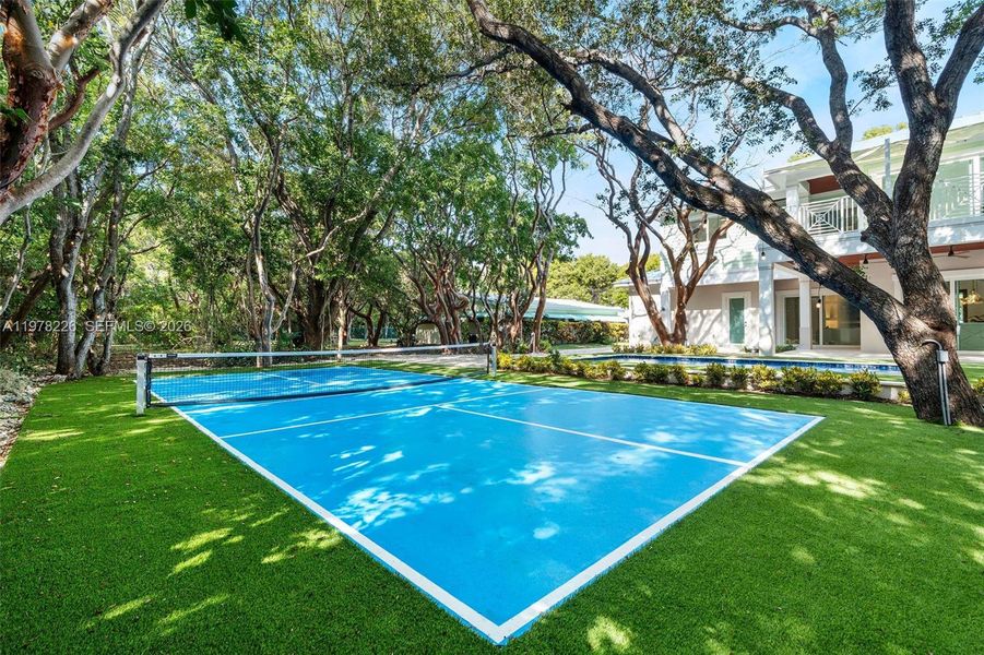 Exterior details and patio area of a home in , Islamorada, Village of Islands (Image 43).
