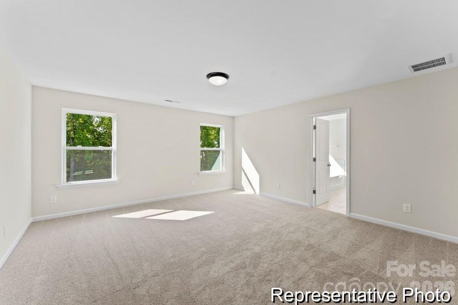 Spacious, unfurnished interior of a new home in Beaver Creek, Statesville (Image 10).