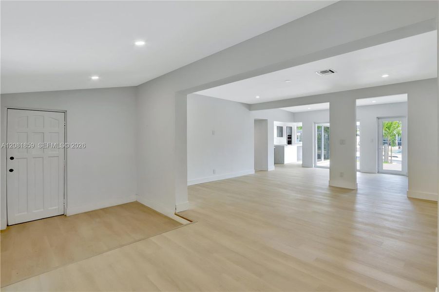 Spacious, unfurnished interior of a new home in , Fort Lauderdale (Image 55).