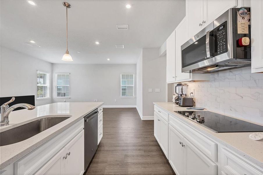 Furnished interior view inside a new home in Avalon Woods, Lakewood Ranch (Image 19). Furnished interior view inside a new home in Avalon Woods, Lakewood Ranch (Image 19).