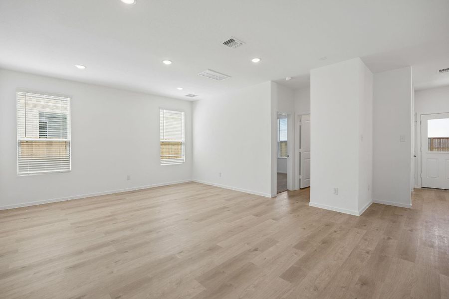 Spacious, unfurnished interior of a new home in Stokesbury, Waller (Image 17).