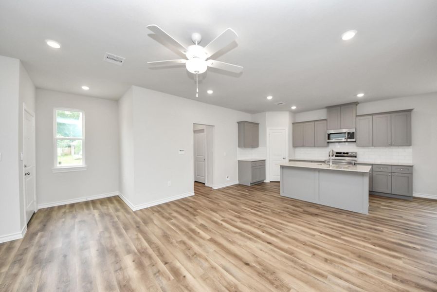 Spacious, unfurnished interior of a new home in The Enclave at Spring Branch, Conroe (Image 21).