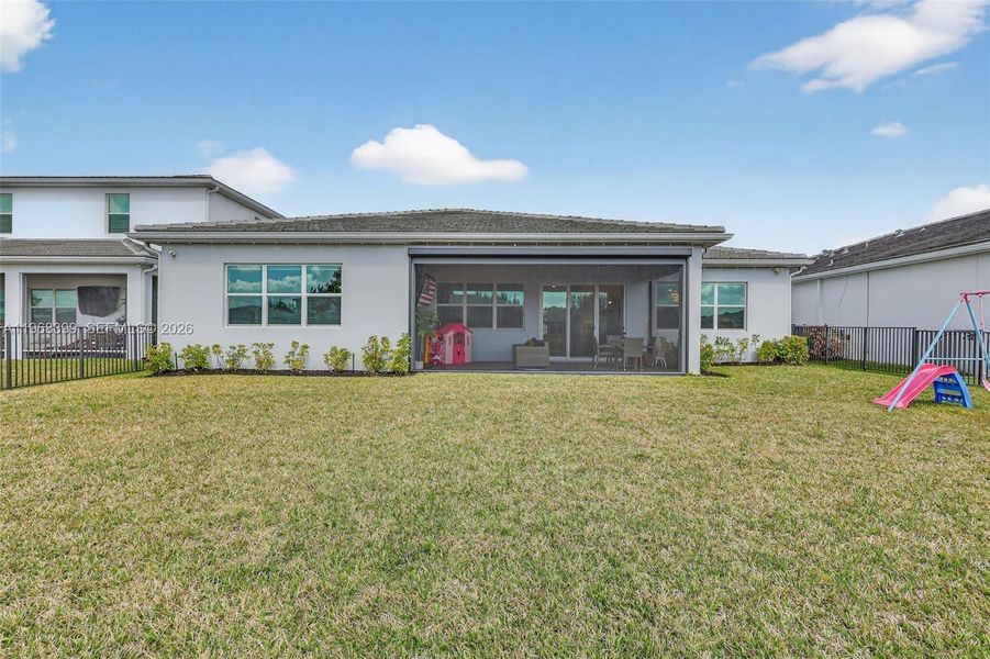 Exterior details and patio area of a home in , Port St. Lucie (Image 4).