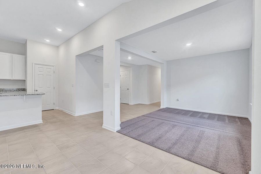 Spacious, unfurnished interior of a new home in Panther Creek, Jacksonville (Image 9).