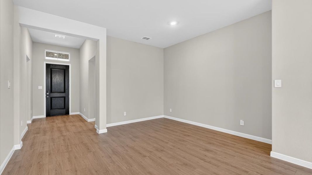 Spacious, unfurnished interior of a new home in Eden Ranch, Arlington (Image 16).