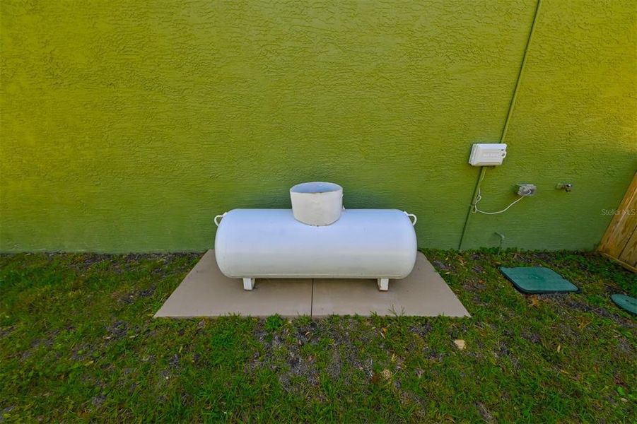 Exterior details and patio area of a home in , Lecanto (Image 29).