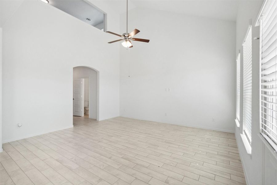 Spacious, unfurnished interior of a new home in Rollingbrook Estates, Baytown (Image 19). Spacious, unfurnished interior of a new home in Rollingbrook Estates, Baytown (Image 19).