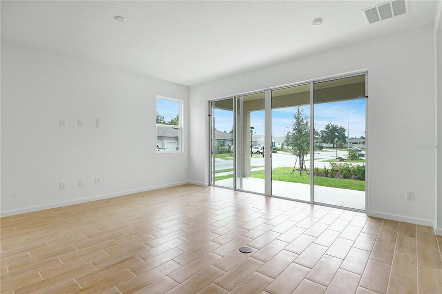 Spacious, unfurnished interior of a new home in Seasons at Grandview Gardens, Deland (Image 12).