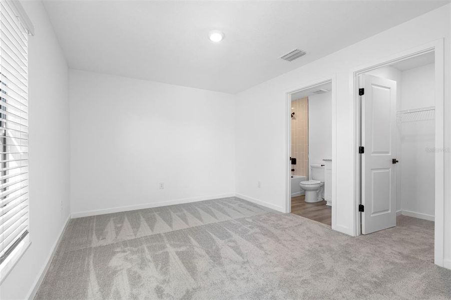 Spacious, unfurnished interior of a new home in Royal Highlands, Weeki Wachee (Image 6).