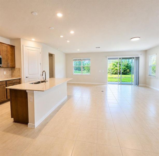 Spacious, unfurnished interior of a new home in , Clermont (Image 8).