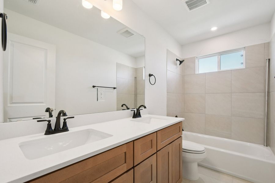 35 web or mls Young St S0704 035