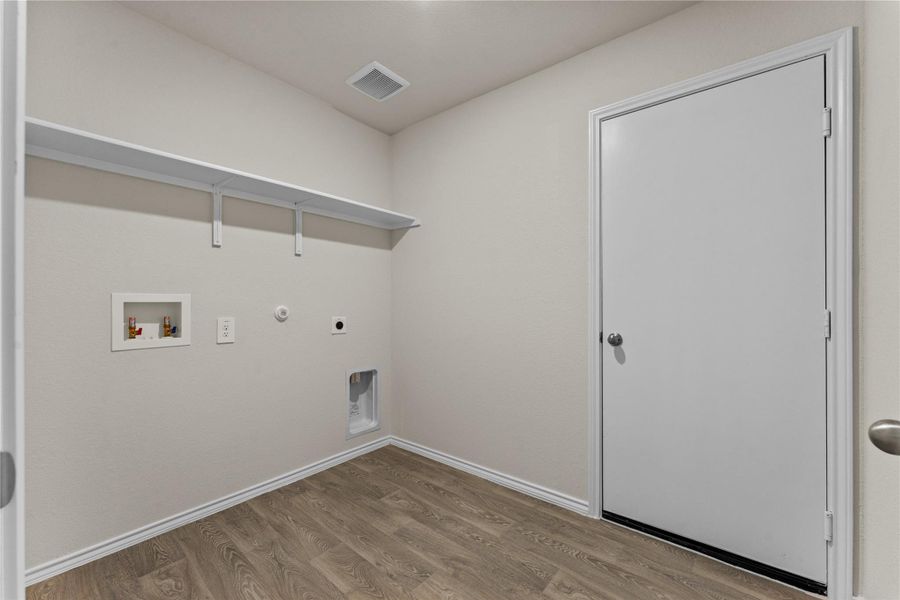Spacious, unfurnished interior of a new home in Ladera, Luling (Image 21).