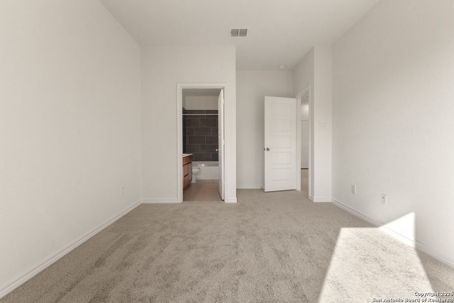 Spacious, unfurnished interior of a new home in Spanish Trails Villas, San Antonio (Image 6).