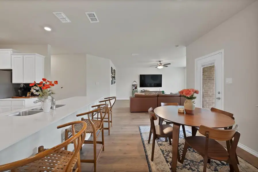 Eat-in-kitchen Eat-in-kitchen