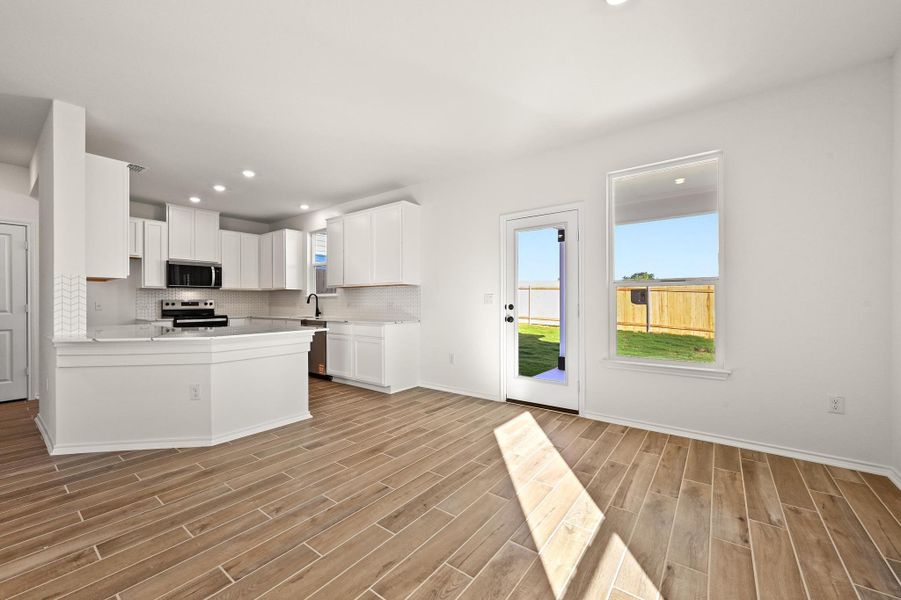 Spacious, unfurnished interior of a new home in Creekside at Estancia, Austin (Image 14).