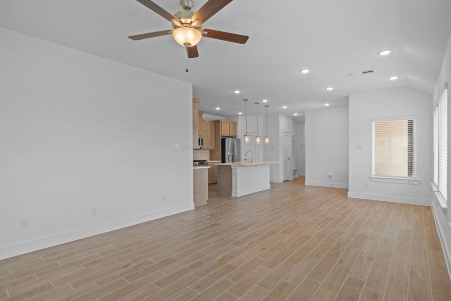 Spacious, unfurnished interior of a new home in Meridiana, Iowa Colony (Image 19).