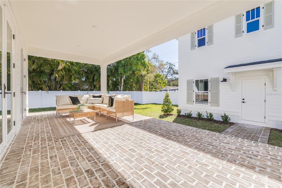 Exterior details and patio area of a home in , St. Petersburg (Image 29).