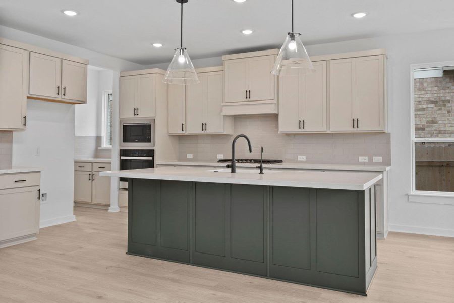 Large Center Island in Kitchen