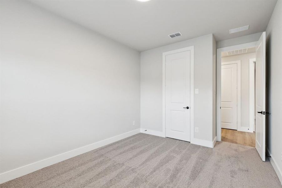 Spacious, unfurnished interior of a new home in Dove Hollow, Waxahachie (Image 15).