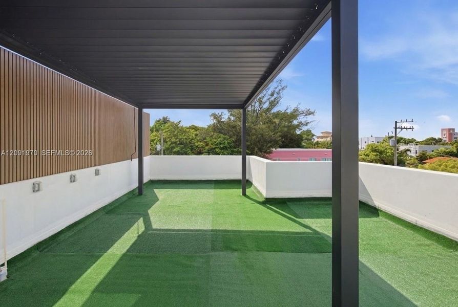 Exterior details and patio area of a home in , Miami (Image 27).