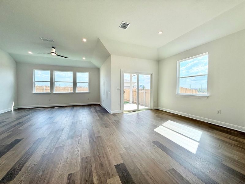 Spacious, unfurnished interior of a new home in Porter Country, Buda (Image 12).