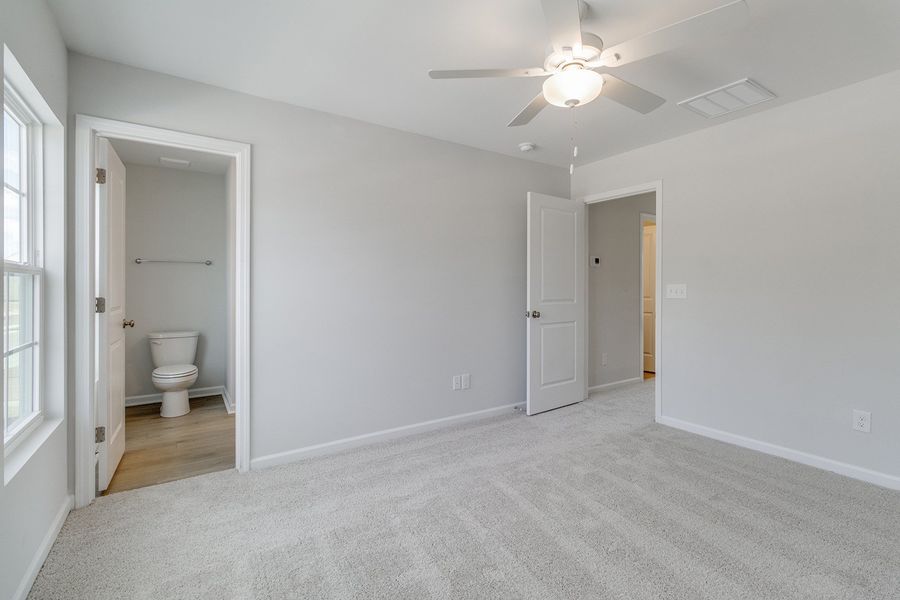 Spacious, unfurnished interior of a new home in Astoria, Columbia (Image 23).