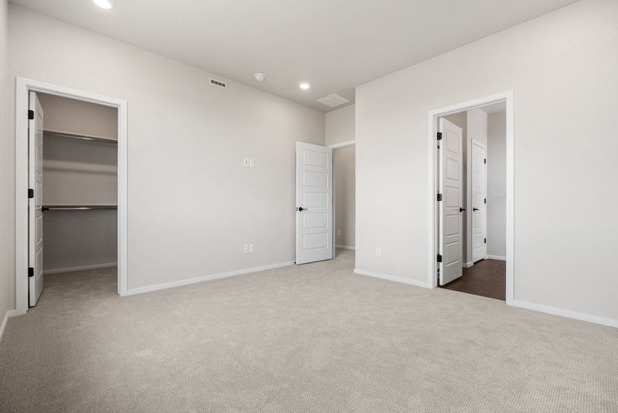 Spacious, unfurnished interior of a new home in Wolf Creek Run West, Strasburg (Image 10).