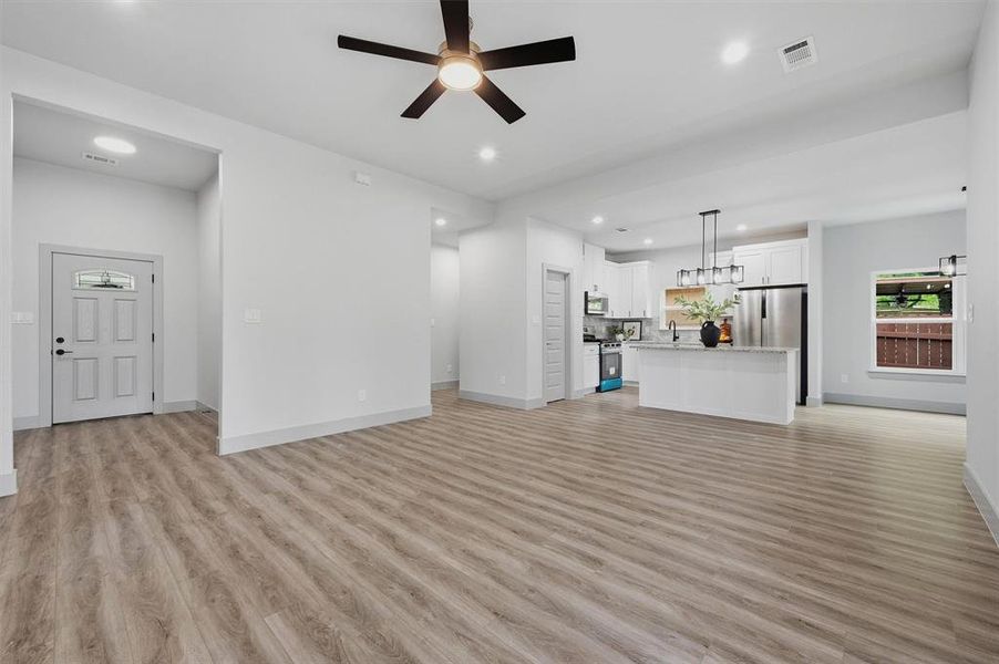Spacious, unfurnished interior of a new home in , Sherman (Image 28).
