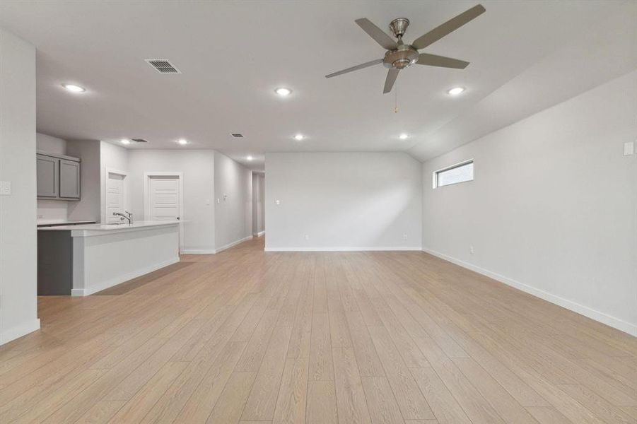 Spacious, unfurnished interior of a new home in Southridge, McKinney (Image 12).