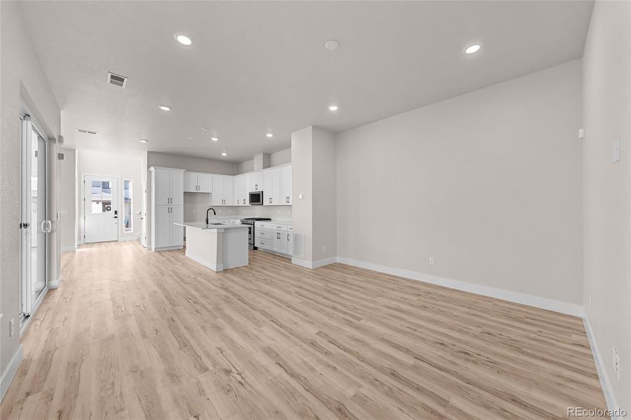 Spacious, unfurnished interior of a new home in Duet at Sterling Ranch, Littleton (Image 29).