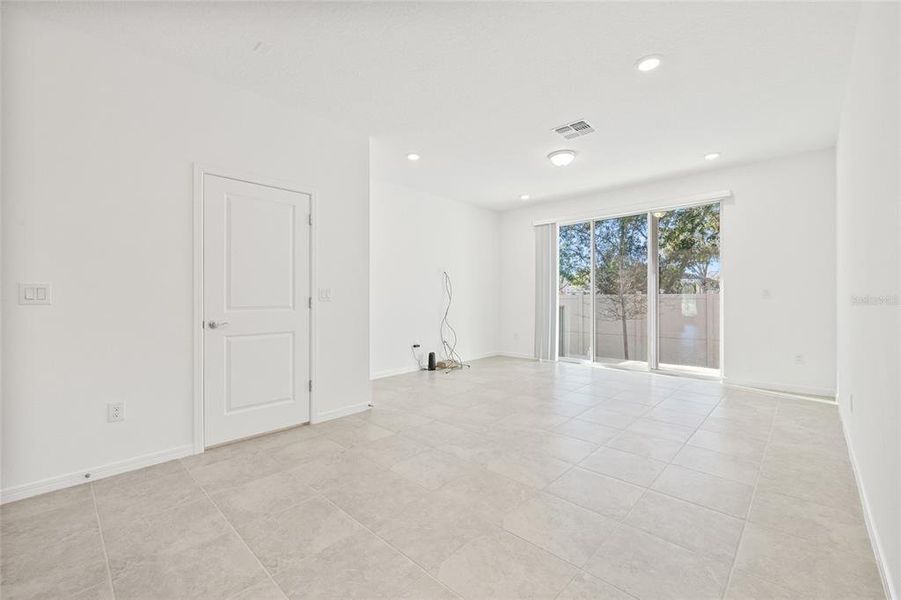 Spacious, unfurnished interior of a new home in , Tampa (Image 10).