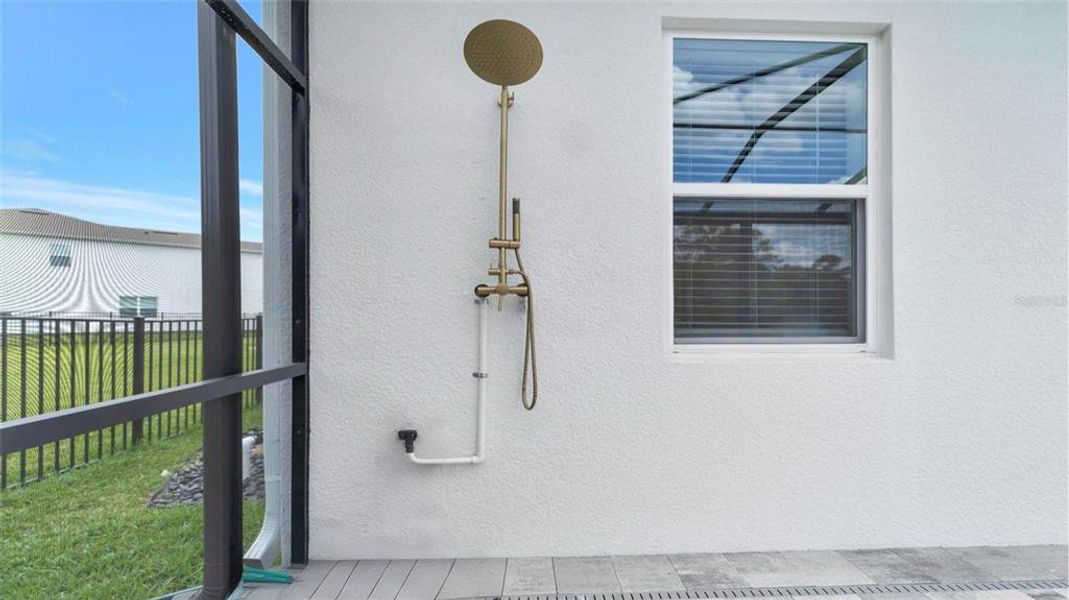 Exterior details and patio area of a home in , Orlando (Image 45).