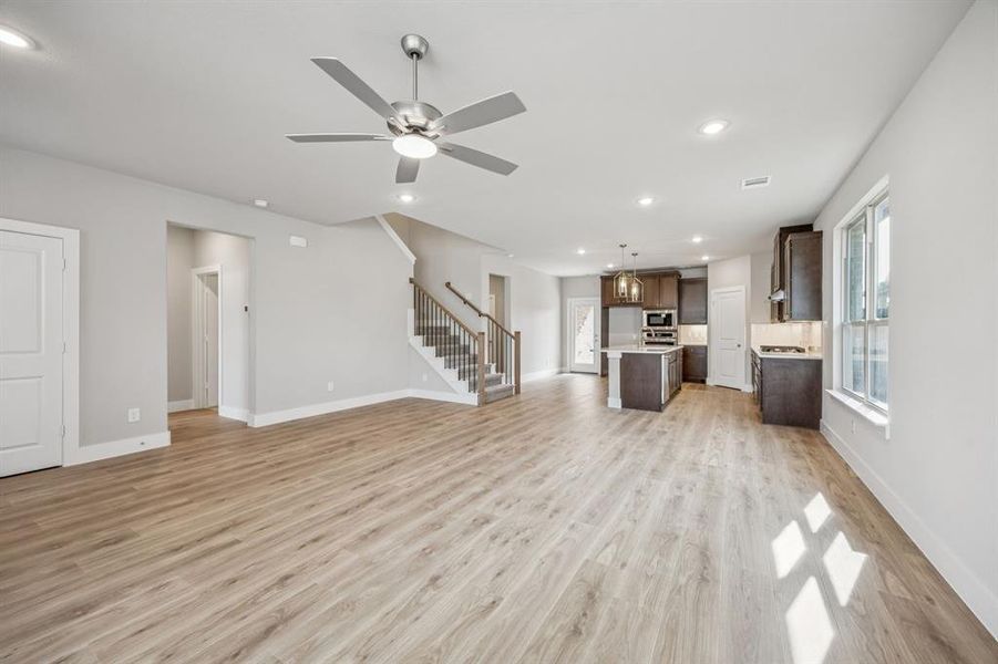 Spacious, unfurnished interior of a new home in Dove Hollow, Waxahachie (Image 19). Spacious, unfurnished interior of a new home in Dove Hollow, Waxahachie (Image 19).