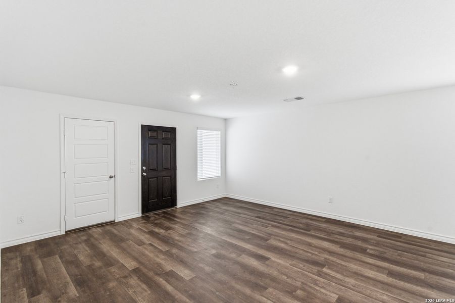 Spacious, unfurnished interior of a new home in Cinco Lakes, San Antonio (Image 22).