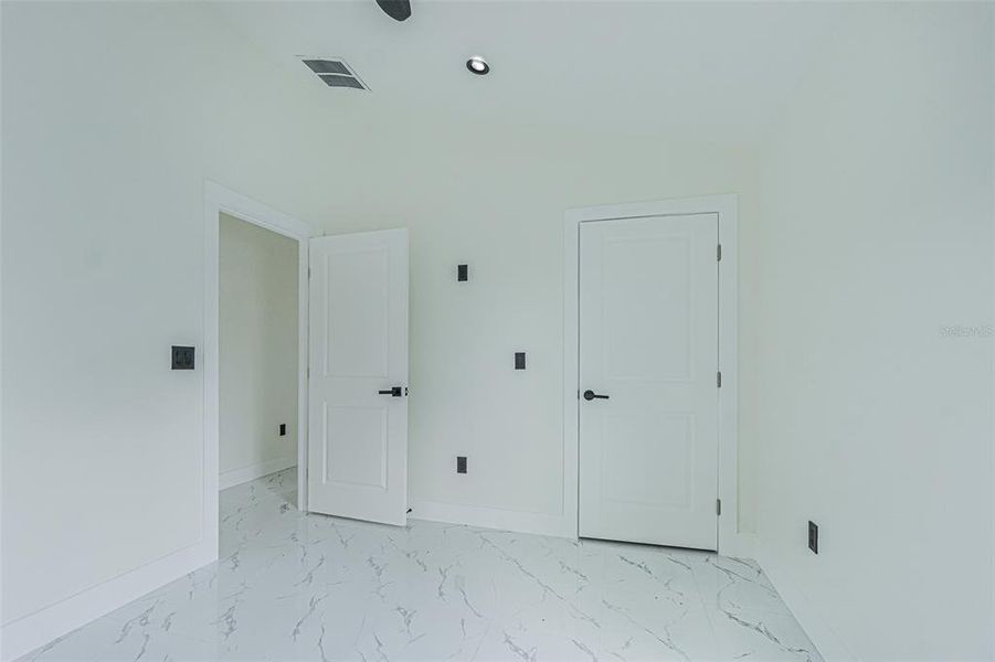 Spacious, unfurnished interior of a new home in , Tampa (Image 11).