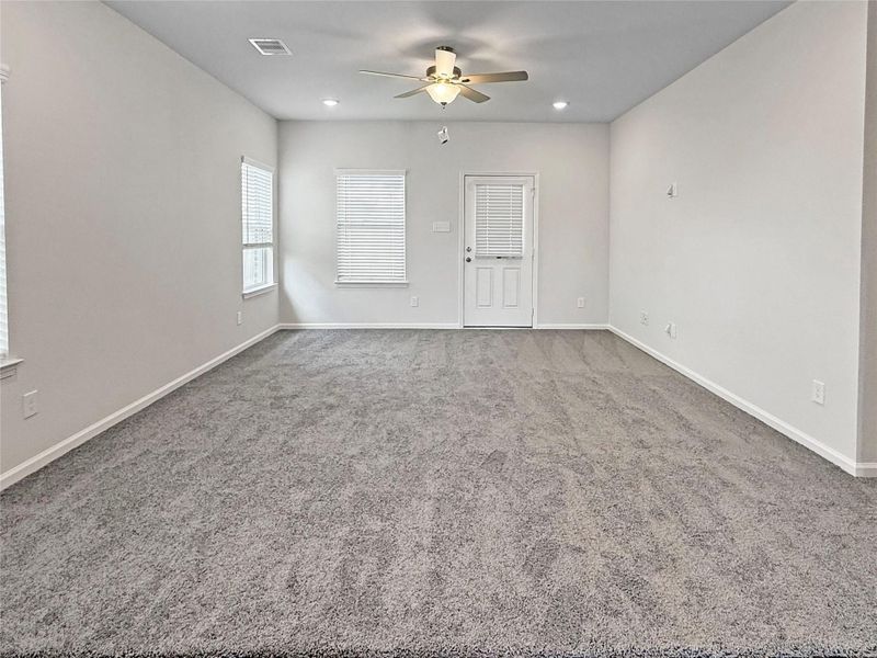 Spacious, unfurnished interior of a new home in Sierra Vista, Iowa Colony (Image 17).