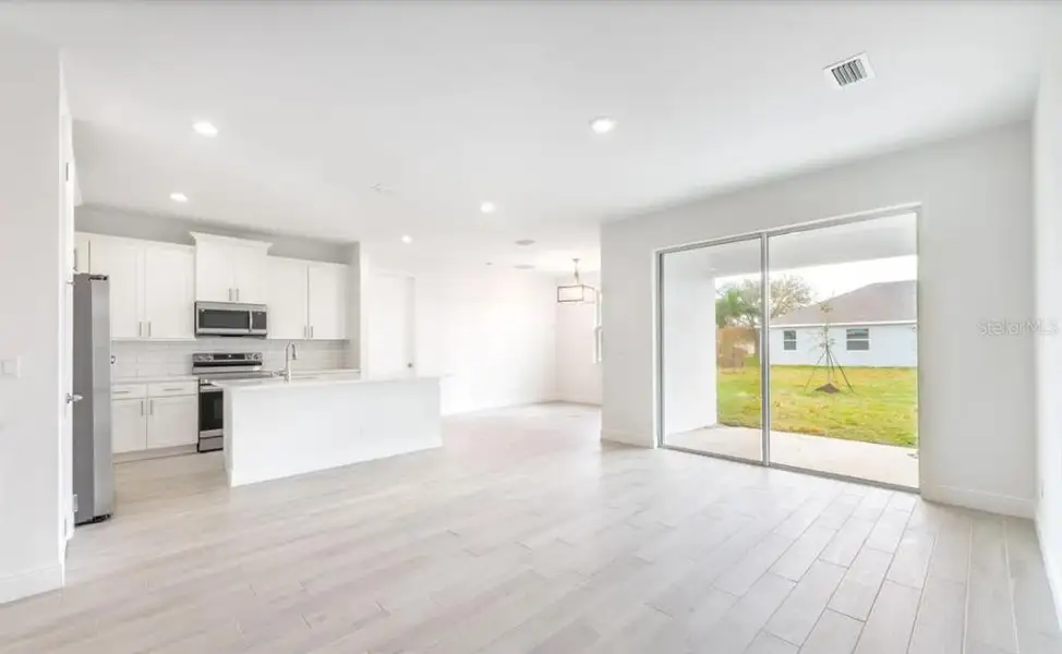 Spacious, unfurnished interior of a new home in , Palm Bay (Image 15).