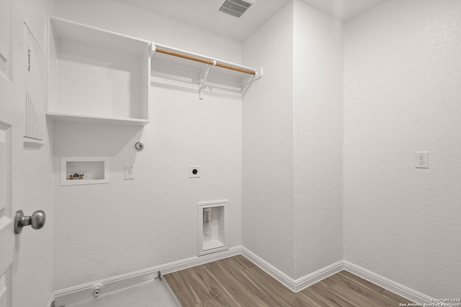 Spacious, unfurnished interior of a new home in Cinco Lakes, San Antonio (Image 24).