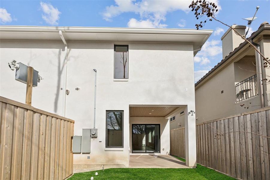 Exterior details and patio area of a home in , Dallas (Image 4).