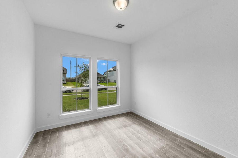 Spacious, unfurnished interior of a new home in Huntington Place, Rosharon (Image 14).
